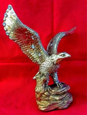 Águila de poliresina