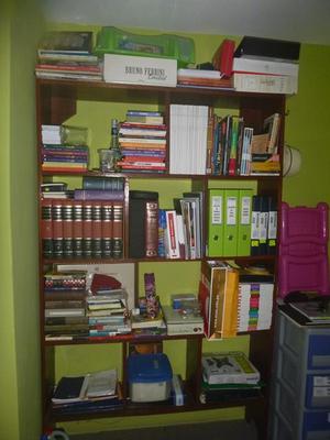 Librero o estante para exhibir libros en madera Caoba