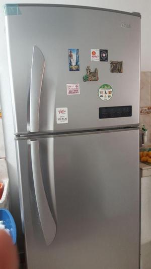 Refrigeradora y congelador LG con panel electrónico