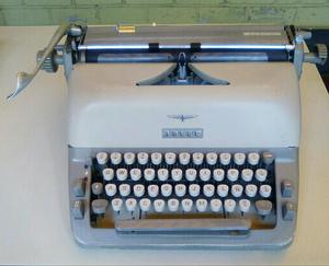 Máquina de Escribir Antigua Adler