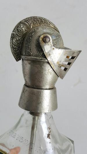 Antigua Tapa de Botella Figura de Casco