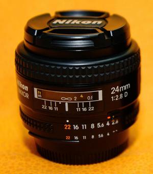 Nikon 24mm. 2.8 lente fijo luminoso.