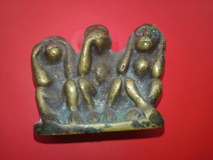 figura de bronce de monos