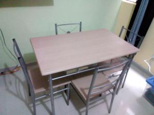 Vendo Juego de Mesa de 4 Sillas