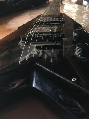 Guitarra electrica apmplificador.. Dean V Dave Mustaine