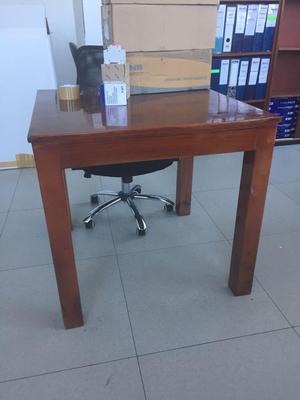 Mesa cuadrada de madera