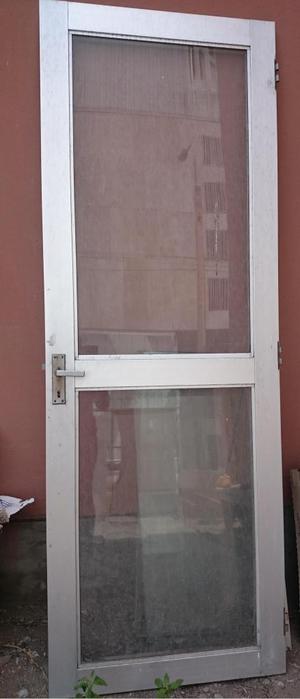 Puerta 2.06 x 73 cm Usado con borde de aluminio con marco
