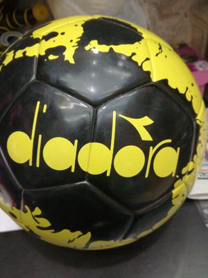 Vendo pelotas Diadora por mayor y menor a 25