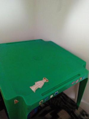 mesa de color verde para niño o niña marca K pica