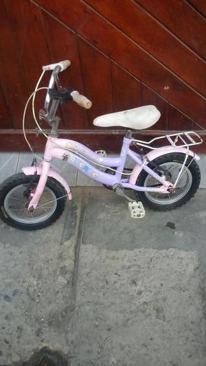 se vende una bicicleta para niña