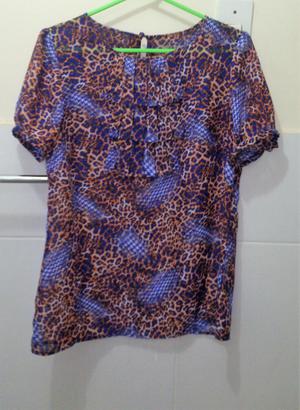 Blusa Animal Print Pechera con Bobos Plizados Manga Corta