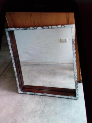 Espejo Rústico con Bordes en Madera