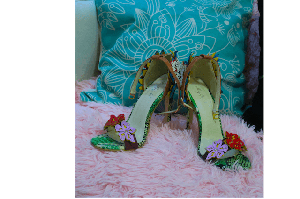 zapatos florales en alto relieve