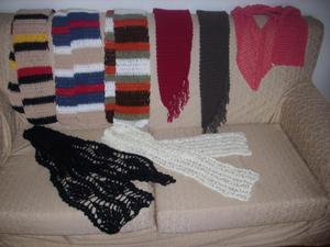 Vendo bufandas de lana a crochet, cada una a 25 soles.