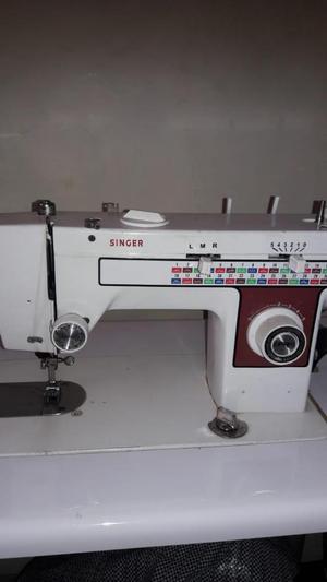 Máquina de coser recta semi industrial usada.