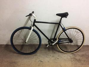 Bicicleta Fixie negra con llanta azul y blanca