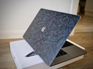 Descuento del 30 en  MacBook Pro con TouchBar. Space