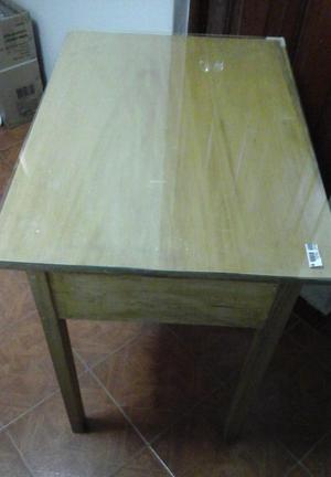 Mesa de madera con vidrio