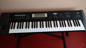 KORG TR 5/8 IMPECABLE