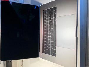 MacBook Pro 15 i Ram con Touchbar y Touch ID, 1TB