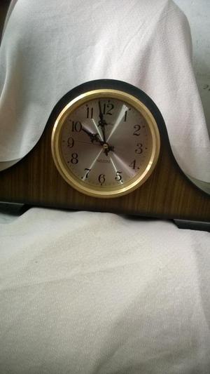 antiguo reloj con campanadas