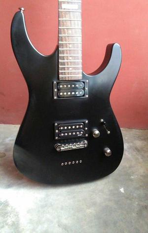 Guitarra LTD color negra con cuerdas nuevas ernie ball
