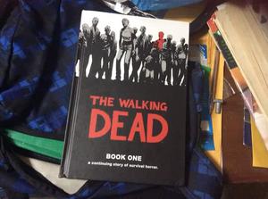 Book one The walking dead en inglés