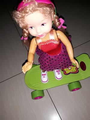 Muñeca en Patineta