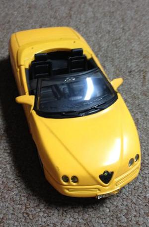 Auto de Coleccion Alfa Romeo descapotable amarillo, escala: