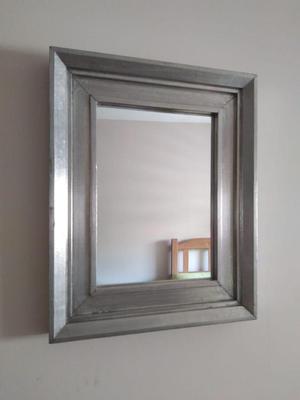 Elegante espejo con marco. 40 cm x 50 cm. Nuevo