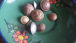 Botones de bronce antiguos.