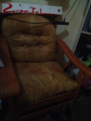 sillón de buena madera,no se pica,con cojin en buen estado