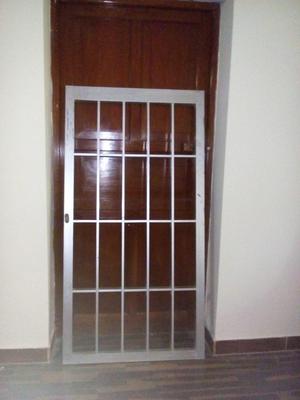 puerta de reja de aluminio