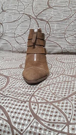 Botin de Cuero Gamusa,marca Stradivarius