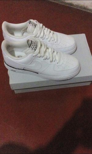 ZAPATILLAS NIKE AIR FORCE 1 WHITE AND BLACK