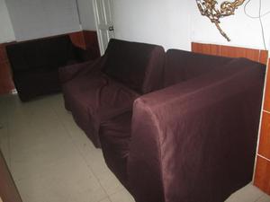 Muebles con fundas marrones y cojín incluido