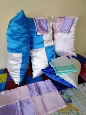 Almohadas hechas de material razo relleno con napa