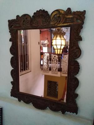 Espejo de Madera Tallada Ayacuchana