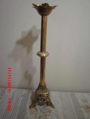 candelabro de bronce replica de uno antiguo se encuentra en