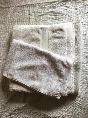 Juego de 2 toallas. 100 algodón. Color blanco. Nuevas