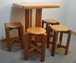 Mesa de madera y 4 bancas