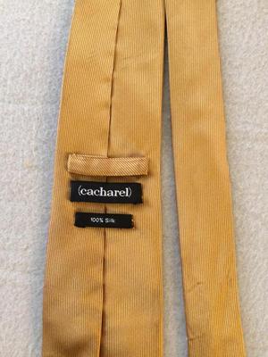 Corbata marca Cacharel dorada de seda