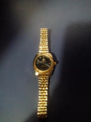 Se vende reloj plata con diseño de oro
