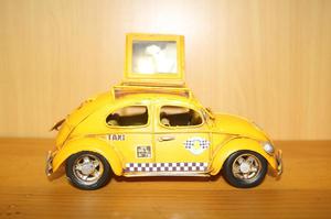 Auto a escala taxi amarillo portaretrato
