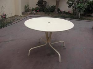 Se vende una mesa redonda metálica