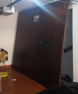 Puerta levadiza de madera con sistema incluido