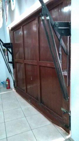 Puerta de madera para garage (Con sistema levadizo manual)