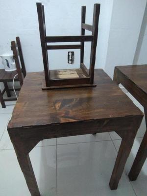 Mesas y sillas de madera