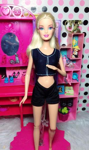 Barbie de piernas articuladas que mueve los brazos de