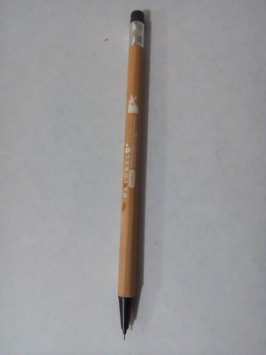 Portaminas tipo lápiz de madera c/ borrador 0.5 mm.